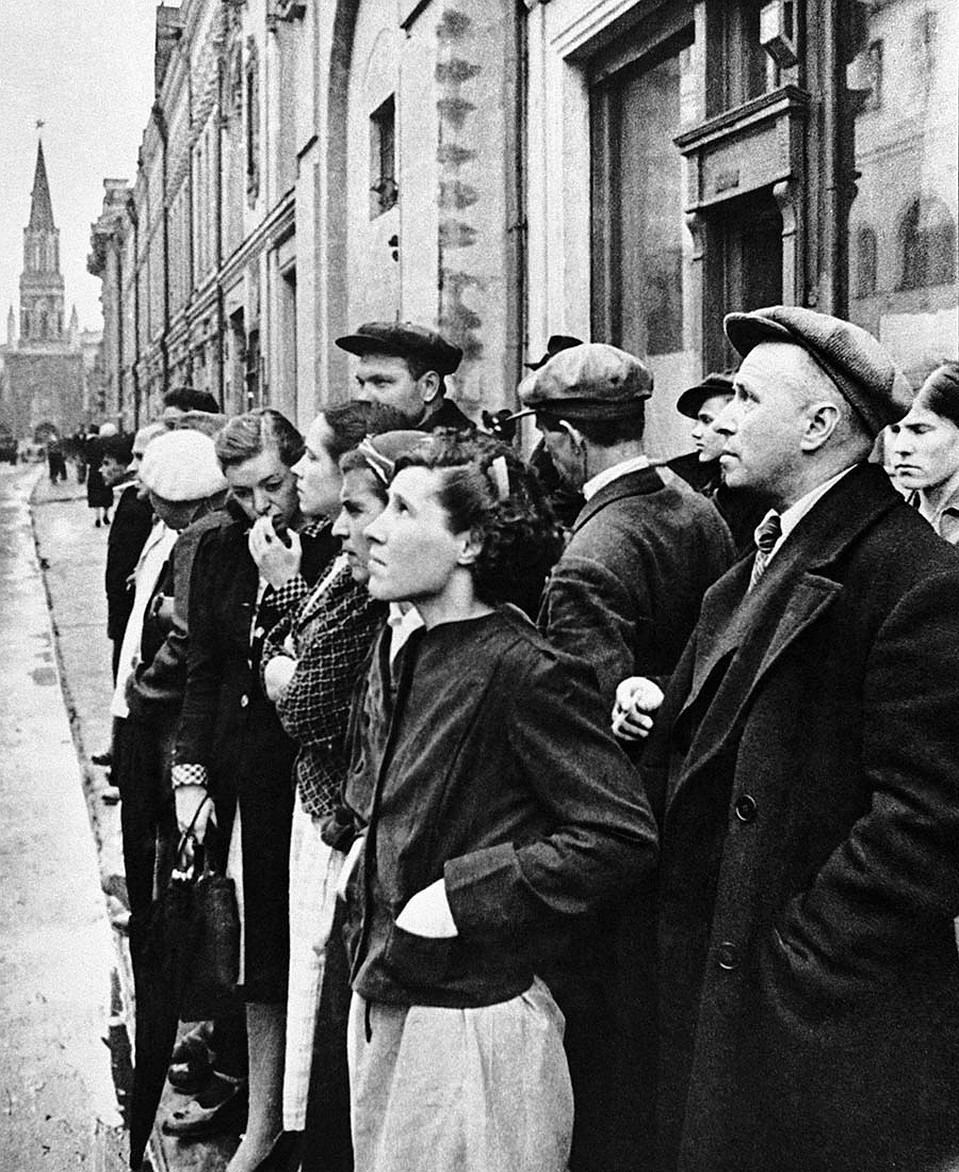 Москва. 22 июня 1941 г. Жители города у репродуктора на улице 25 Октября во время радиосообщения о нападении гитлеровской Германии на Советский Союз. Фото: Евгений Халдей/ТАСС