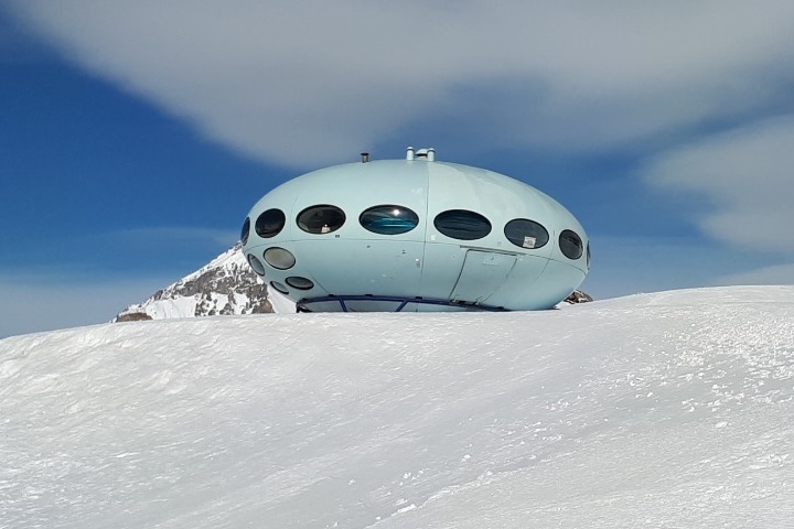 Самая удивительная и необычная гостиница в горах всесезонного курорта Домбай. Фото: Лариса Тлепсерукова