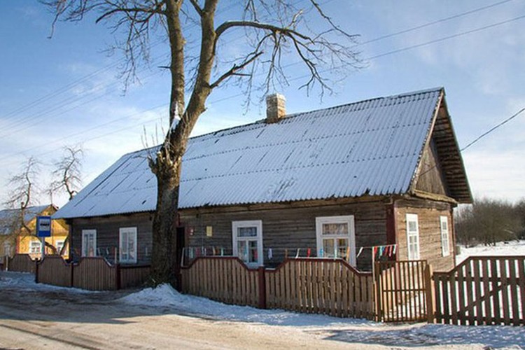 В родном доме Чеслава Немена сейчас музей. Фото: Надежда Белохвостик.