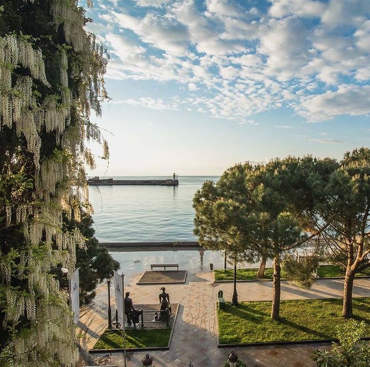 Из окна гостиничного номера "Виллы Софии" открывается вид на море. Фото: instagram villasofia_yalta