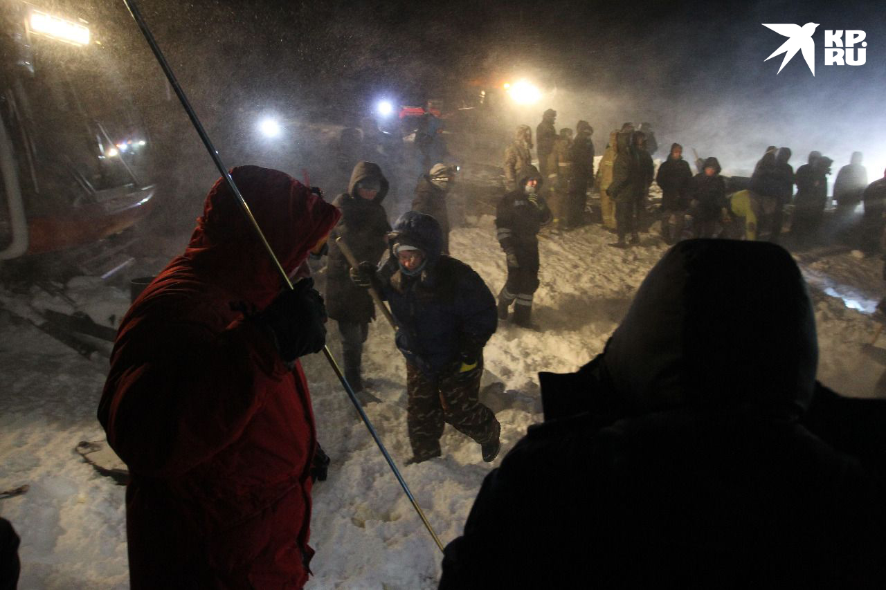 Лавина пик ленина 2017. Красная поляна сход лавины. Сход лавины в нижнем новгороде. Поляна чегет лавина. Лавина в норильске.