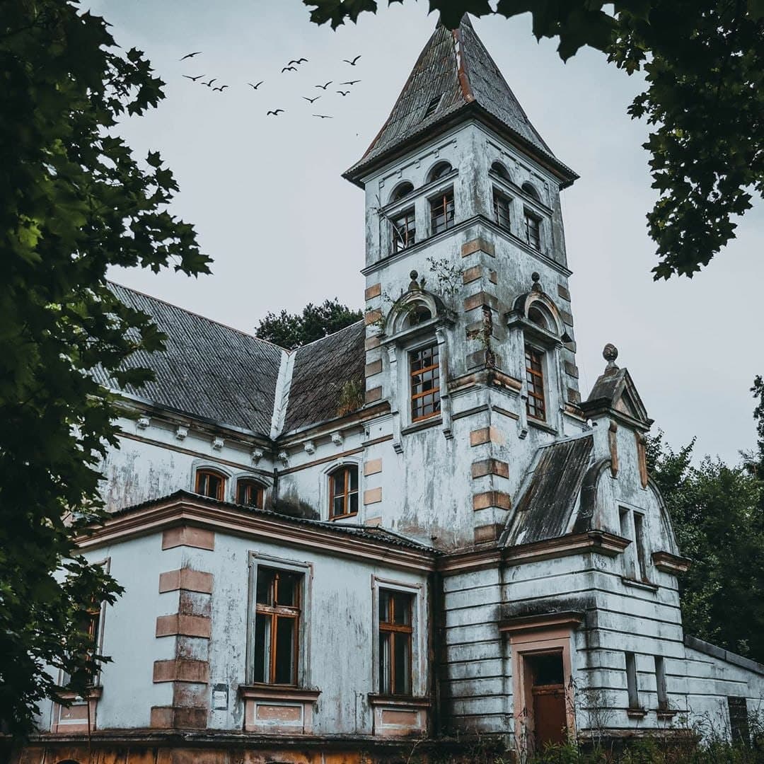 Несмотря на то, что здание еще довольно крепкое, восстанавливать его не собираются.