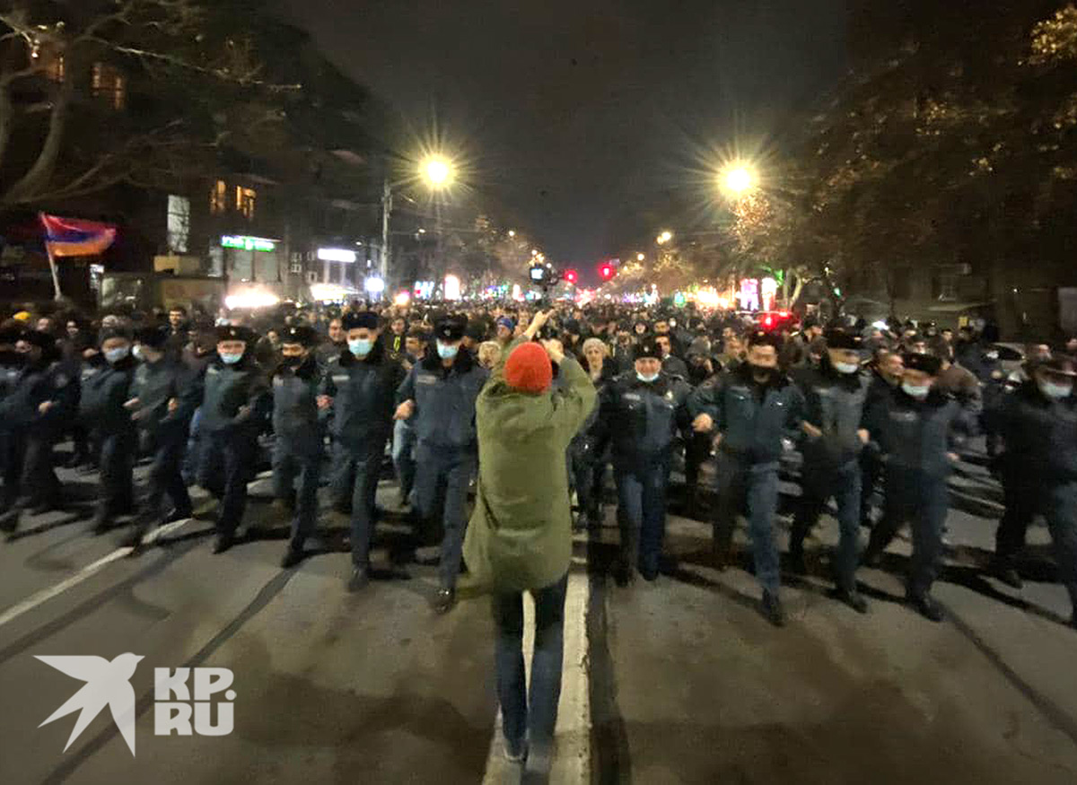 Вечернее шествие после митинга.