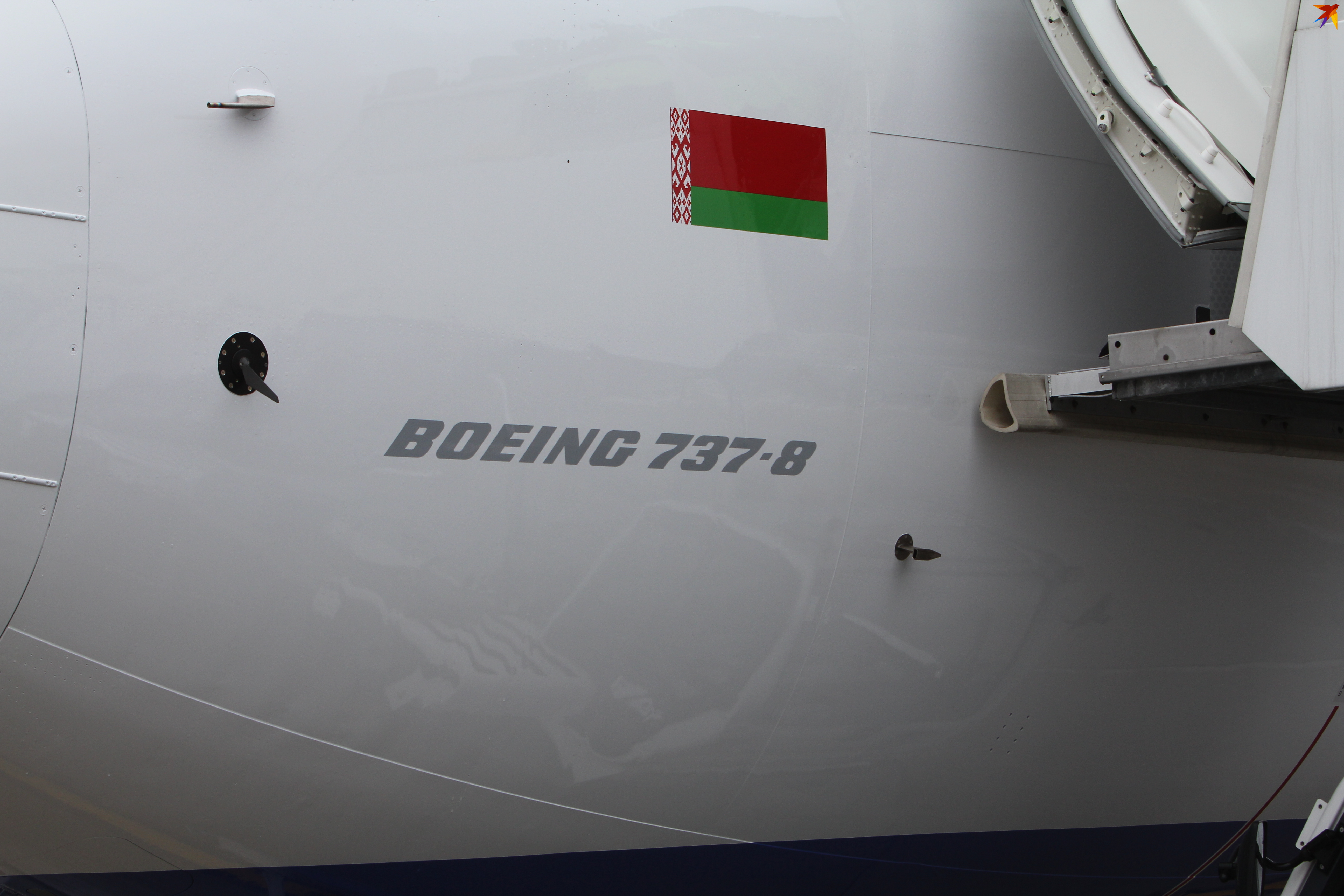 «Белавиа» предпочитает называть этот самолет Boeing 737-8. Индекса MAX теперь нет ни в пресс-релизах, ни на борту самого самолета.