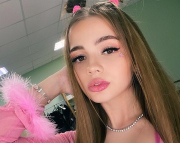 Валентина бросила учебу и решила стать блогером. Фото: instagram.com/karna.val/