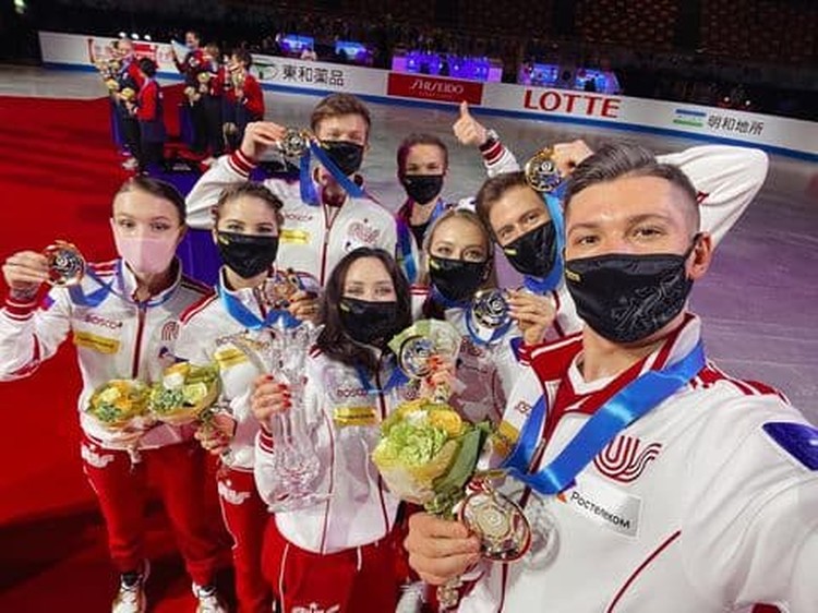 Российская сборная по фигурному катанию празднует победу.