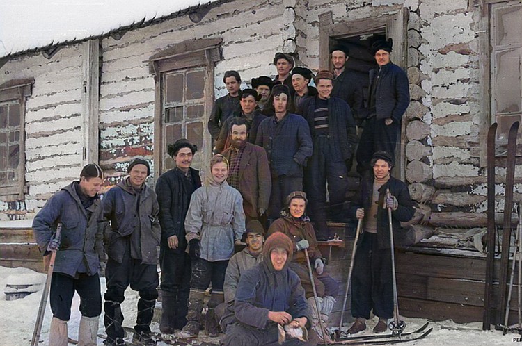 Одна из последних фотографий туристов - в поселке Северный-2. Впервые вы можете посмотреть ее в цвете - художники «КП» специально раскрасили снимки. Фото: dyatlovpass.com