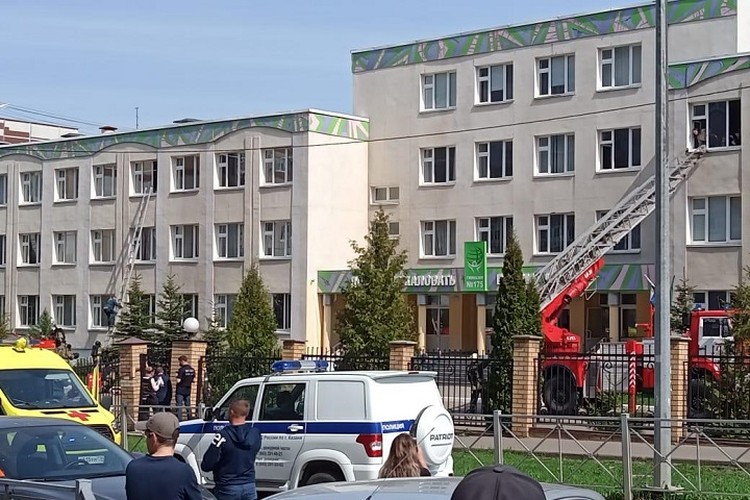 В результате ЧП в школе Казани погибли семь детей и две учительницы.
