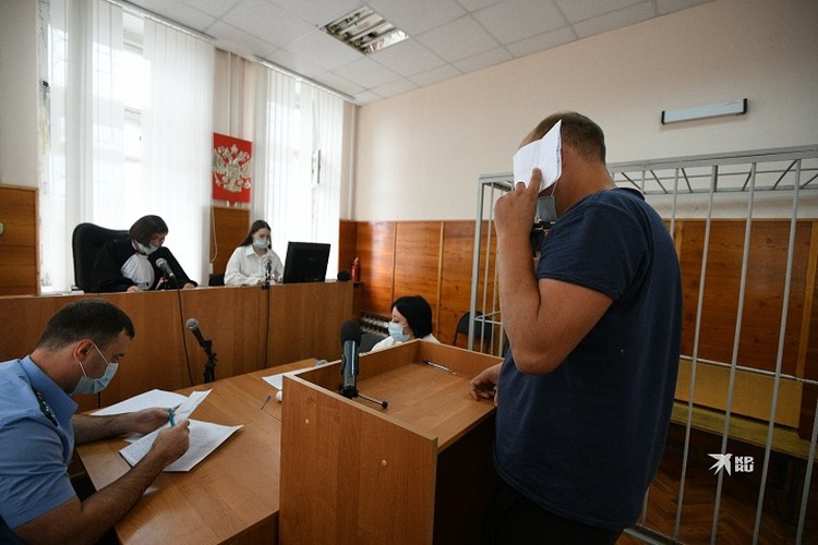 Дмитрий Трапезников пытался скрыть лицо от журналистов