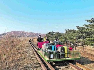 Это уникальное фото позабавило многих. Из-за отмены всех зарубежных рейсов из КНДР семье российского дипломата пришлось добираться до границы своим ходом - на дрезине. Фото: via REUTERS