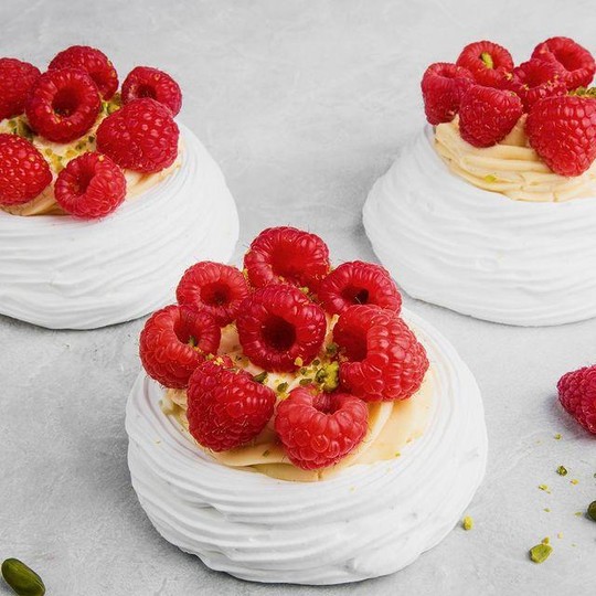 Пирожное Павлова с малиной от семьи Жукова. Цена — 2 тыс. 240 руб. за 4 штуки