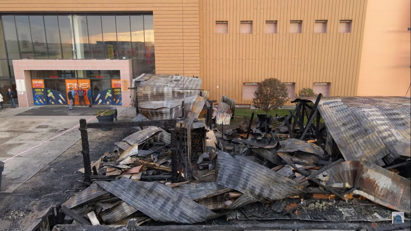 Почерневшие руины попали на видео. Фото: скрин видео