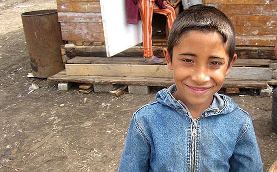 Цыганские дети видео. Маленький цыган. Цыганские дети видео. Цыганские дети на улице. Цыганские дети.