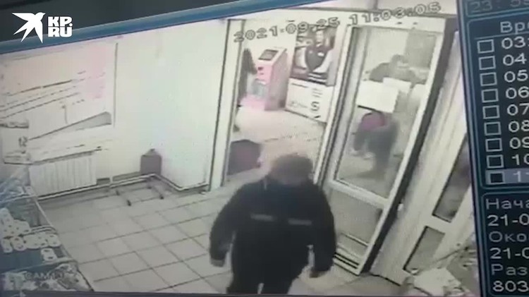 Мужчина, переодетый в женскую одежду напал на покупателей продуктового магазина с топором