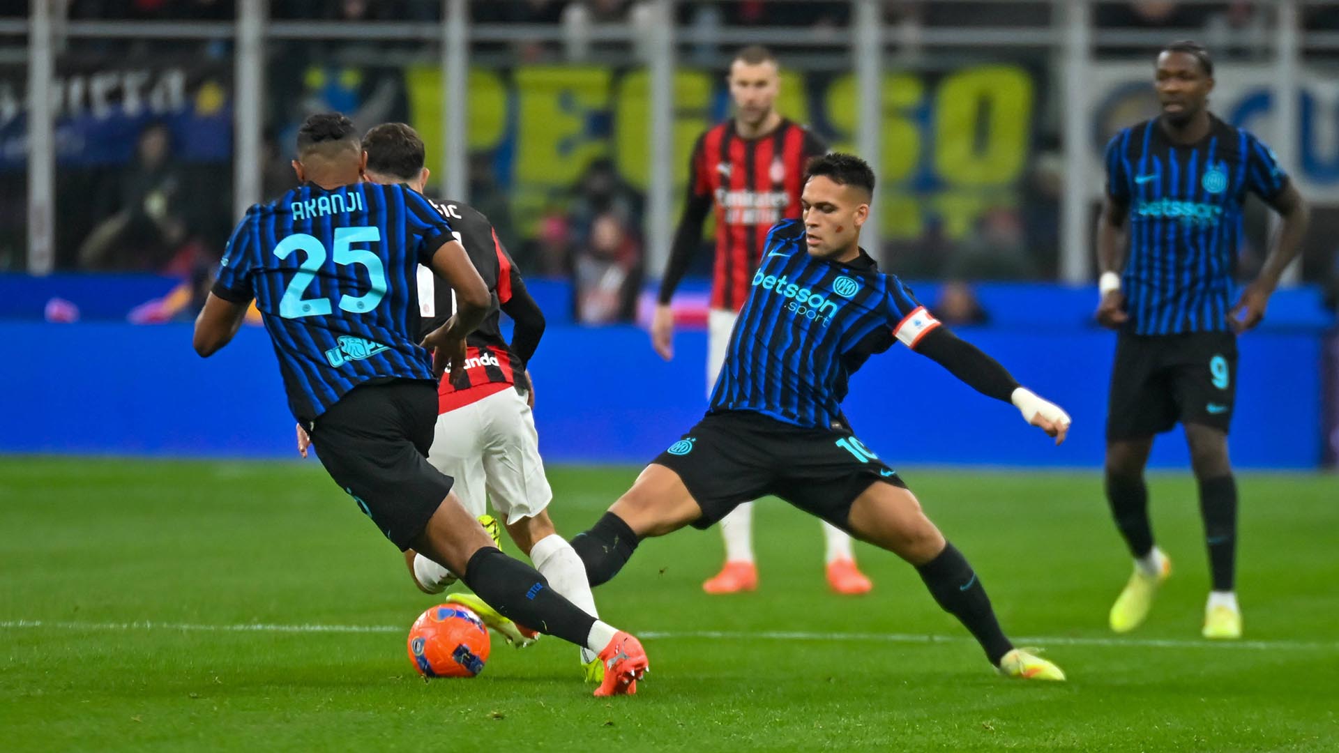 ФК «Милан» — ФК «Интер М». Фото: globallookpress.com/IMAGO/Andrea Rosito/IPA Sport