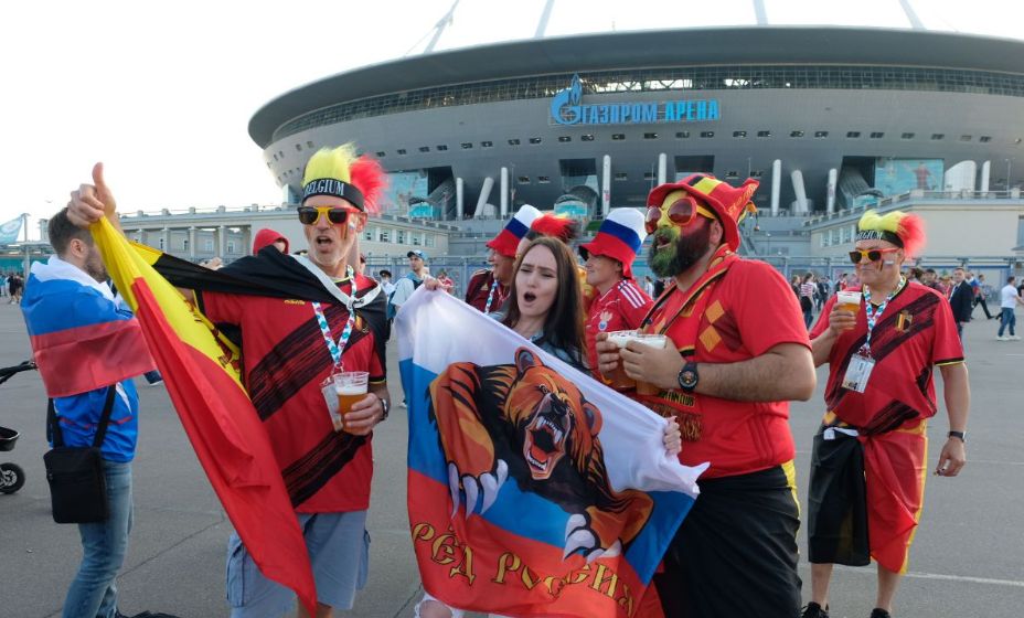 Перед матчем Россия - Бельгия болельщики обеих команд фотографировались друг с другом. Фото: Артем Килькин «КП в Санкт-Петербурге»