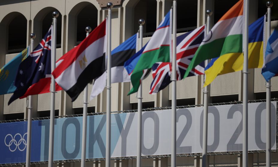 В Токио вывесили флаги стран-участниц Олимпиады-2020. Фото: Reuters