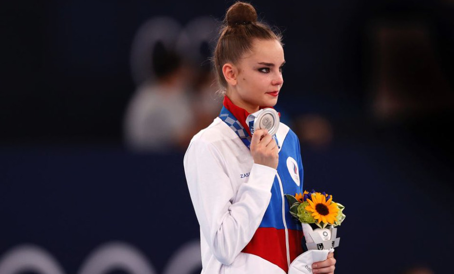 Российская гимнастка Дина Аверина завоевала серебряную медаль Олимпийских игр в Токио. Фото: Reuters