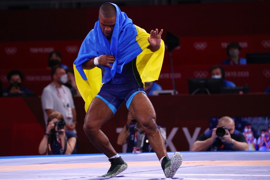 Темнокожий украинец Жан Беленюк отмечает победу в Токио-2020 зажигательным гопаком. Фото:  Reuters