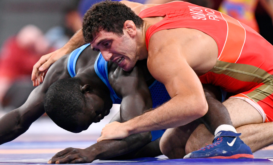 Российский борец Заурбек Сидаков (на фото справа) вышел в полуфинал в соревнованиях по вольной борьбе. Фото: Reuters
