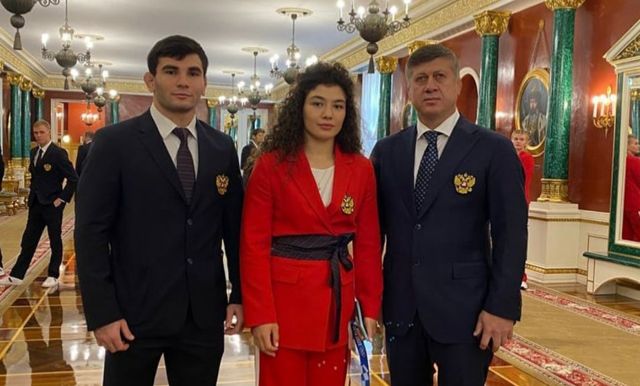 Дзамболат Тедеев с призерами Олимпийских игр застрял в аэропорту Амстердама. Фото: Инстаграм Дзамболата Тедеева