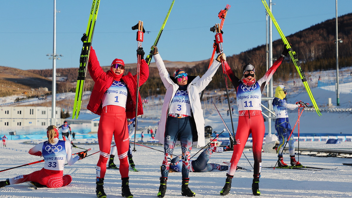 Наталья Непряева вместе с лыжницами-медалистками после финиша. Фото: REUTERS