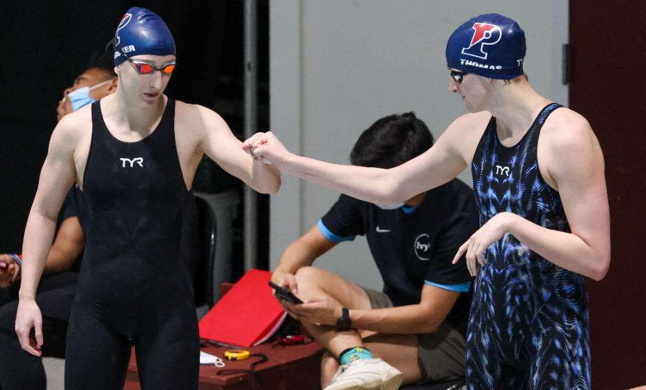 Трансгендер Лия Томас перед стартом с Кэтрин Бурокепр. Фото: Reuters