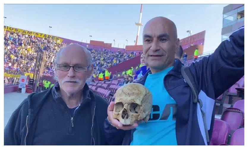 Аргентинский болельщик прихватил с собой на матч череп деда. Фото: Скриншот
