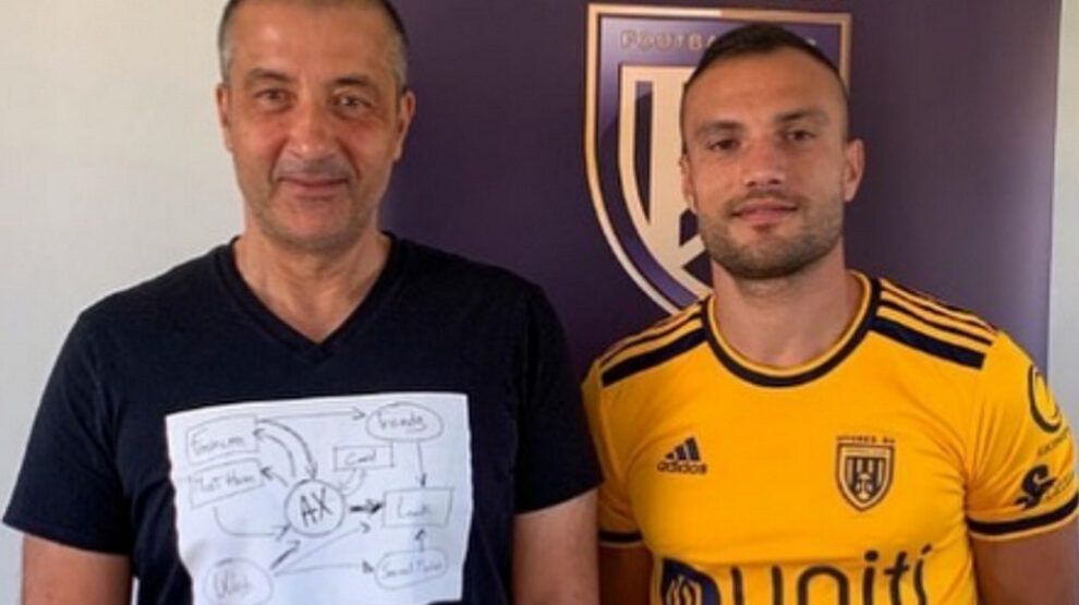 Полузащитник Йохан Молло