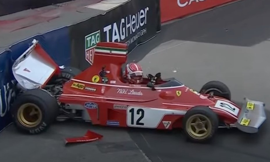 Леклер повредил легендарный болид. Фото: Monaco Grandprix Historique