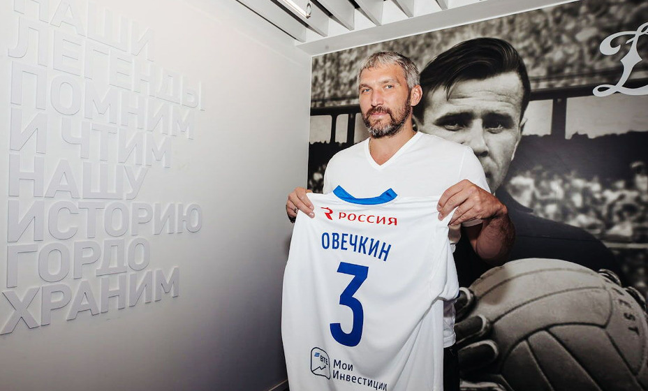 Александр Овечкин переквалифицировался в футболиста. Фото: 