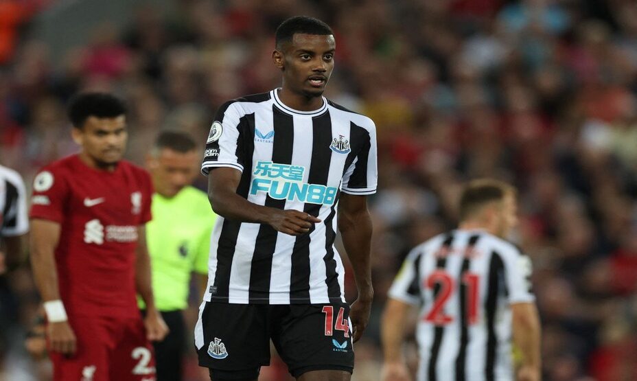 Александер Исак