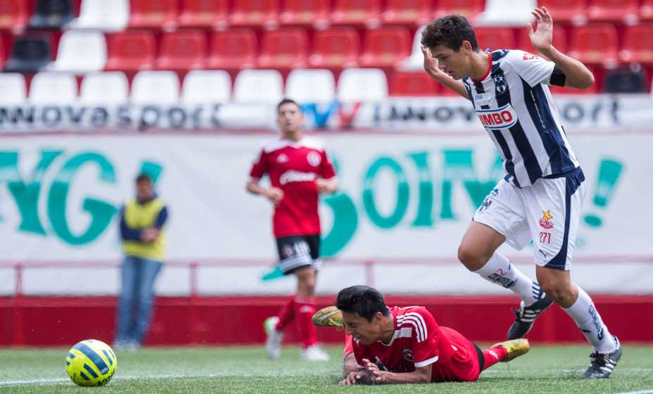 Мексиканский защитник Сесар Монтес (справа) будет играть в «Динамо». Фото: Global Look Press