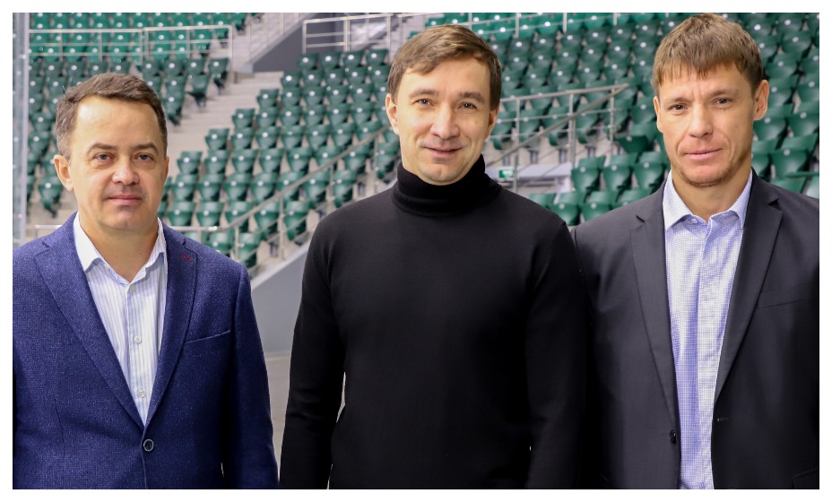 Семин (на фото справа) стал президентом красноярского клуба. Фото: сайт ХК «Сокол»