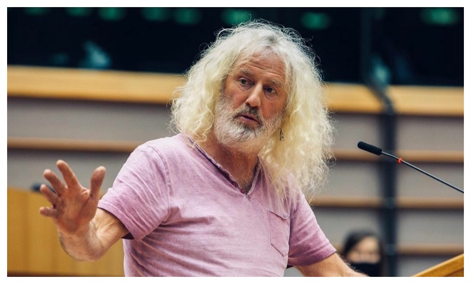 Майкл Уоллес пришел в Европарламент в майке Миранчука. Фото: соцсети Майкла Уоллеса