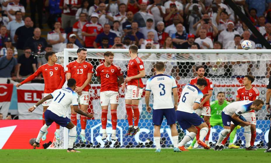 Англичанин Рэшфорд отправляет со штрафного мяч в ворота сборной Уэльса. Фото: Reuters