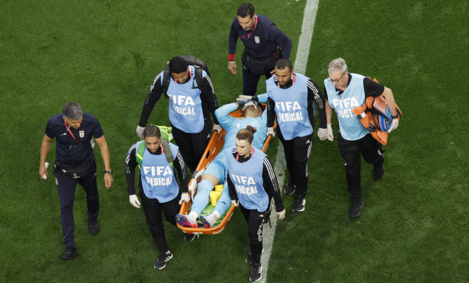 Вратарь сборной Ирана потерял сознание и матч с Англией задержался почти на полчаса. Фото: REUTERS