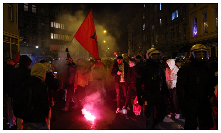 Подросток погиб в Монпелье после полуфинала ЧМ Франция - Марокко. Фото: Reuters