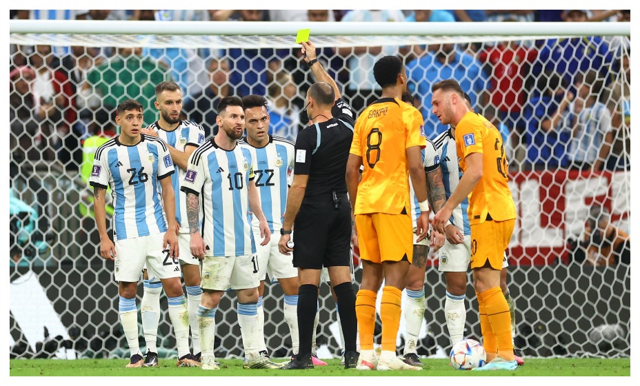 Антонио Мигель Матеу Лаос раздал 17 желтых карточек в матче Нидерланды - Аргентина на ЧМ-2022 в Катаре. Фото: Reuters