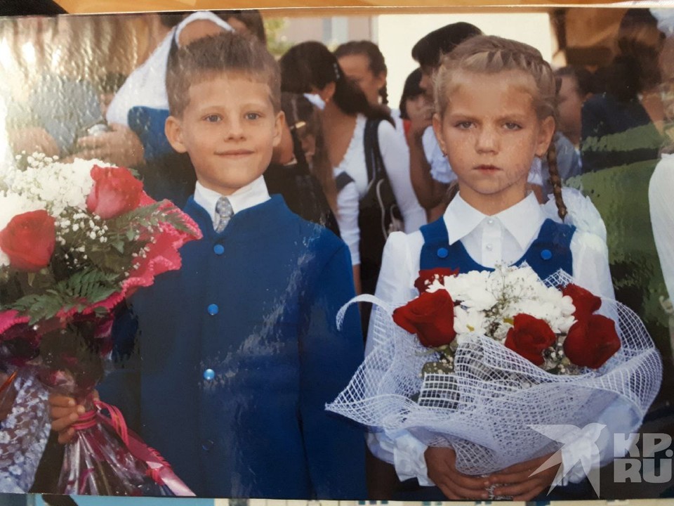 Друзья Дима Островский и Саша Трусова на школьной линейке. Фото для 