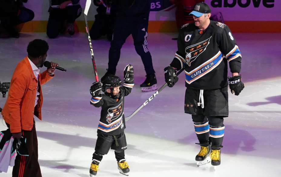 Сережа Овечкин празднует гол. Фото: Reuters