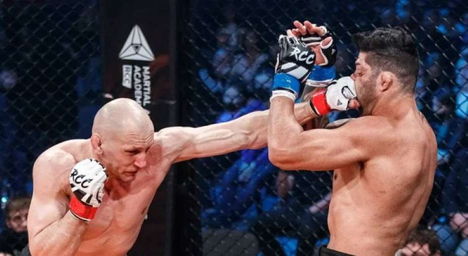 Боец Вячеслав Василевский (слева) работает и в октагоне и на телеэкране. Фото: Соцсети