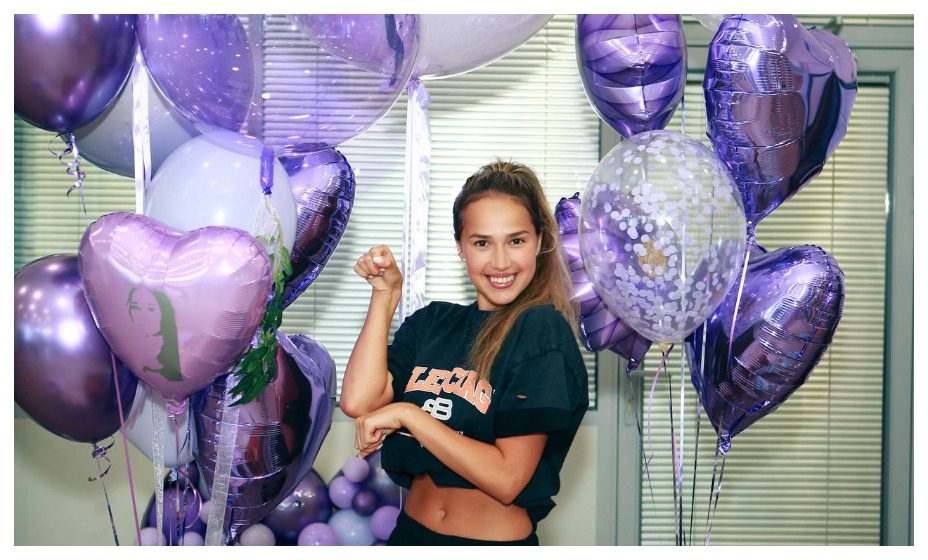 Алину продолжают поздравлять с днем рождения. Фото: соцсети Алины Загитовой