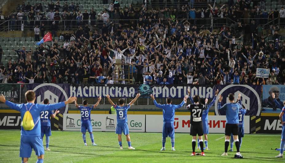 На матчах «Динамо» Махачкала болельщики вывешивают портрет Курбана Бердыева. Фото: Соцсети ФК «Динамо» Махачкала