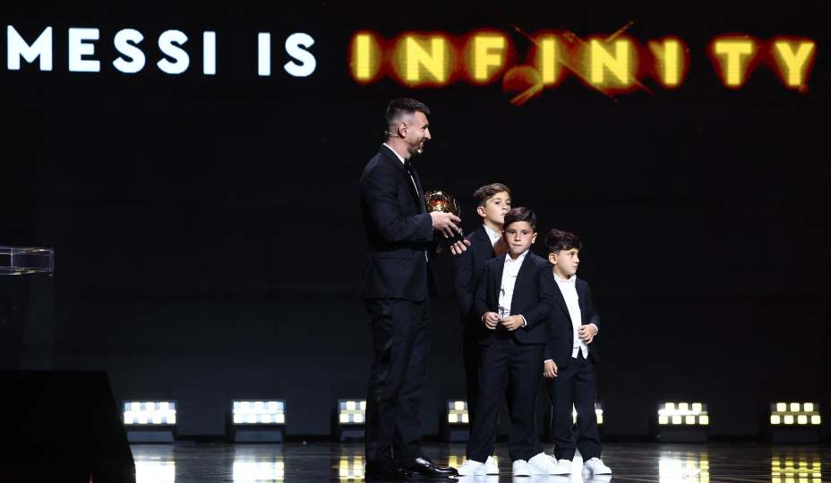 Месси получил свой восьмой «Золотой мяч» вместе с детьми. Фото: Reuters