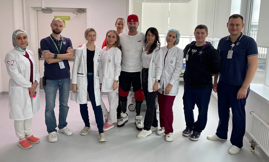 Фигурист Костомаров навестил врачей, которые спасли ему жизнь. Фото: соцсети Романа Костомарова