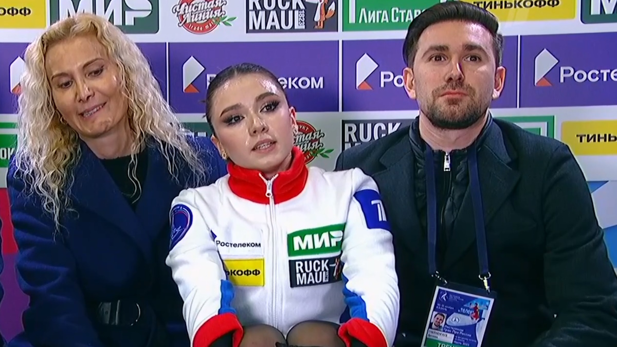 Камила Валиева с тренерами после завершения проката в Казани. Фото: стоп-кадр прямого эфира