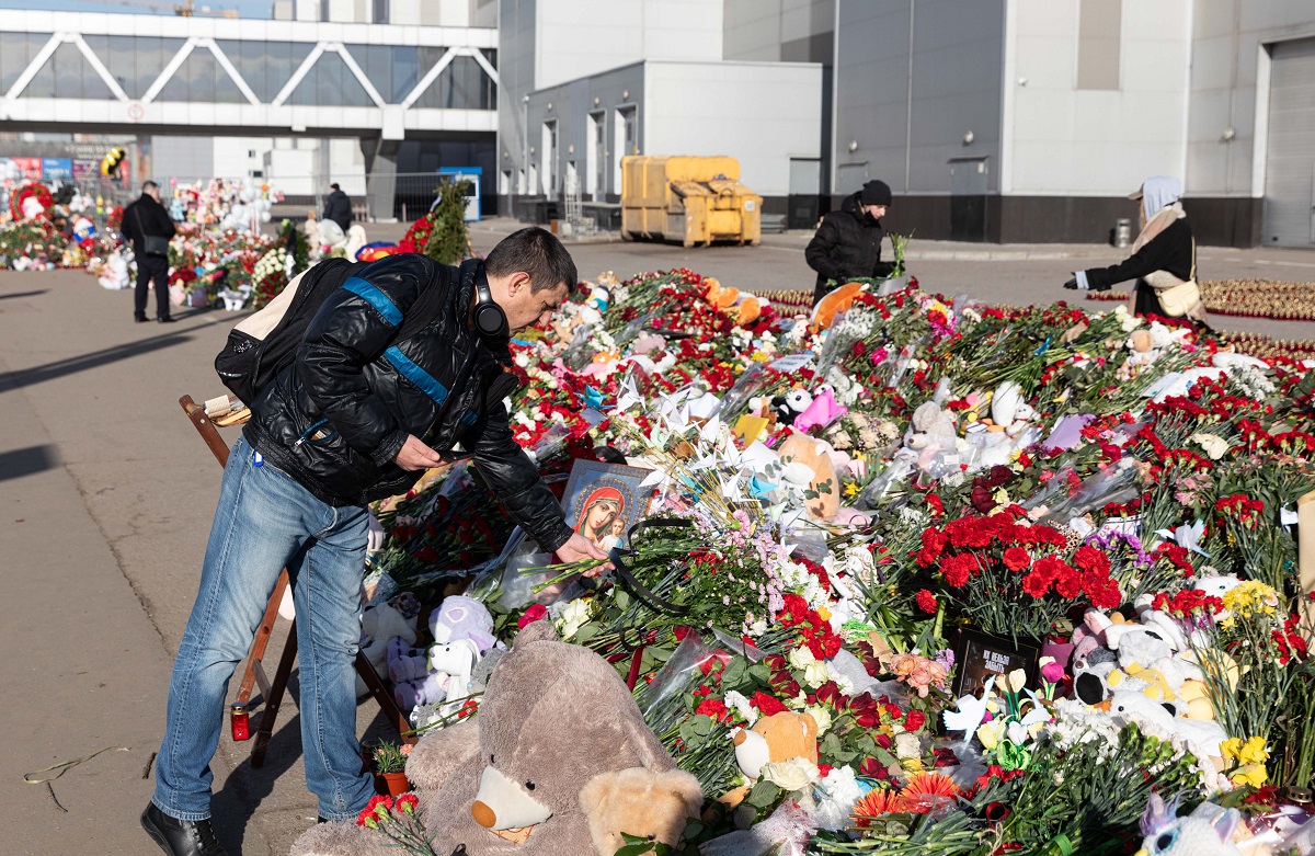 (240328) -- MOSCOW, March 28, 2024 (Xinhua) -- A man lays flowers to mourn victims of a terrorist attack near the Crocus City Hall in suburban Moscow, Russia, on March 28, 2024. The death toll from Friday's terrorist attack has risen to 143 after gunmen stormed a concert hall in suburban Moscow, according to a list published by Russia's Ministry of Emergency Situations Wednesday. (Xinhua/Bai Xueqi)