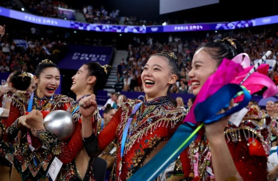 Китайские гимнастки впервые в истории выиграли групповое многоборье на ОИ. Фото: REUTERS