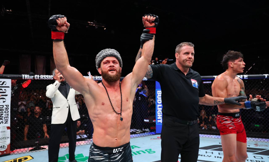 Рафаэль Физиев добыл победу на турнире UFC в Баку. Фото: UFC Russia
